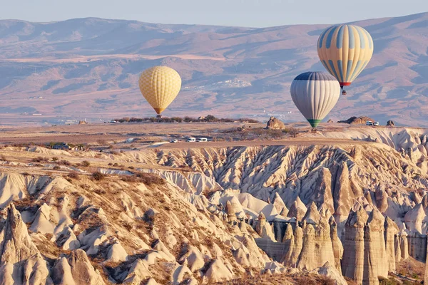 Zwiedzanie Słynnej Cappadocia Anatolia Piękny Krajobraz Góry Jaskinie Balony Niebie — Zdjęcie stockowe