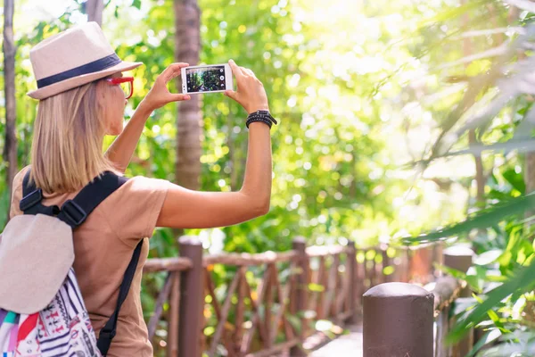 Молодая Женщина Фотографирует Своем Смартфоне Джунглях — стоковое фото