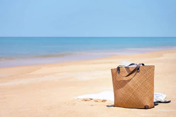 海の近くの砂のビーチ バッグ — ストック写真