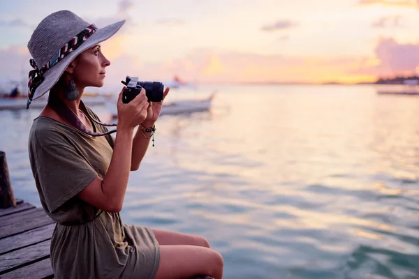 Ung Kvinna Hatt Håller Kameran Sitter Trä Fiskepir Med Vackra — Stockfoto