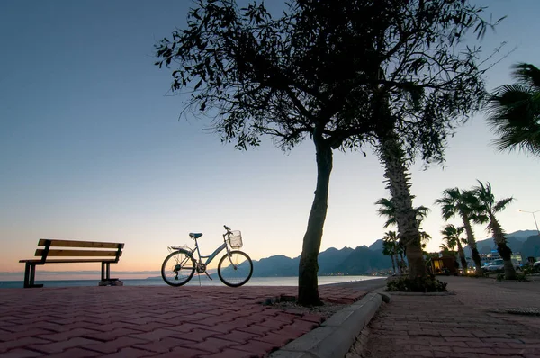 Silhouette Bicycle Bench Background Sunset Sea Mountains — Stock Photo, Image