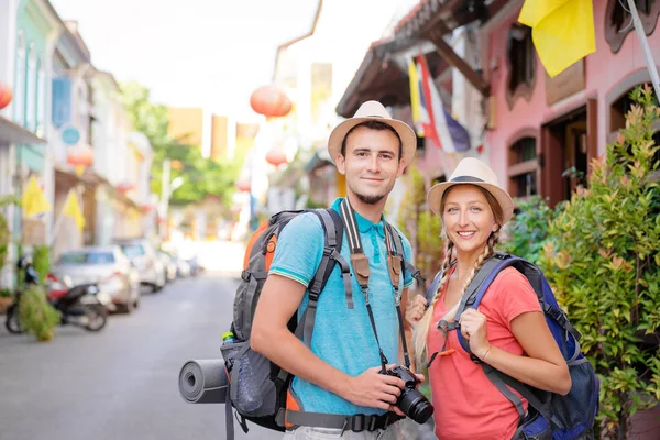 Paar Lopen Samen Aziatische Street Backpackers — Stockfoto