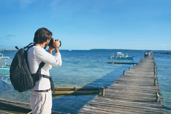 Joven Con Mochila Pie Muelle Pesca Madera Tomando Fotos Hermosas —  Fotos de Stock