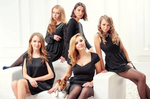 Retrato Grupal Atractivas Compañeras Caucásicas Vestidas Negro Sentadas Sofá Blanco — Foto de Stock