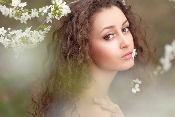 Schöne Junge Frau Mit Langen Dunklen Und Weißen Blüten — Stockfoto