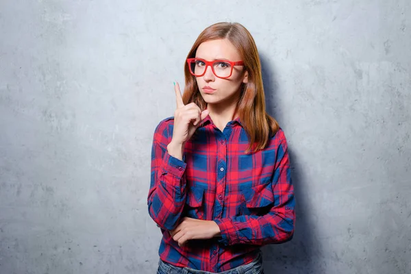 Jovem Atraente Mulher Pensativa Óculos Está Apontando Para Cima — Fotografia de Stock