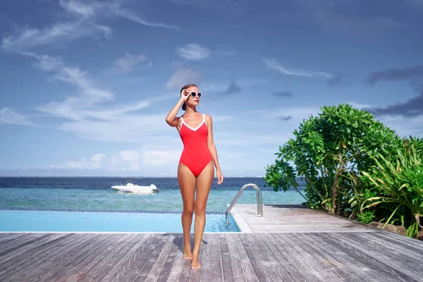 Belle Jeune Femme Maillot Rouge Près Piscine Sur Plage Tropicale — Photo