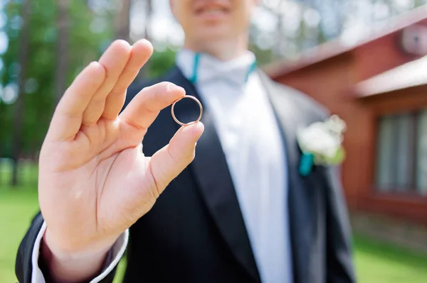 Szczęśliwy Pary Młodej Trzymając Ręku Złoty Pierścień Skupić Się Ringu — Zdjęcie stockowe
