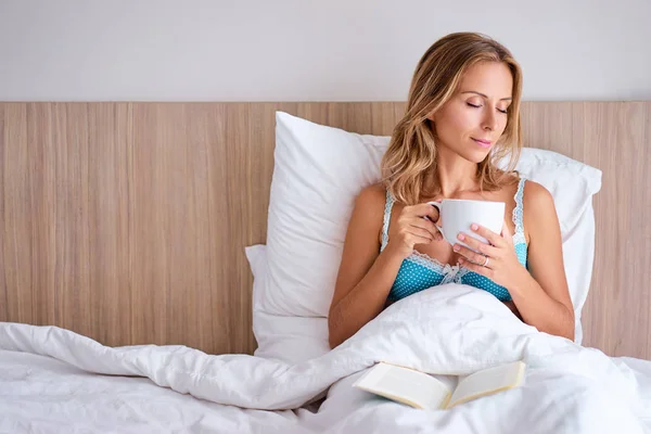 Mooie Jonge Vrouw Drinken Thee Het Lezen Van Boek Zittend — Stockfoto