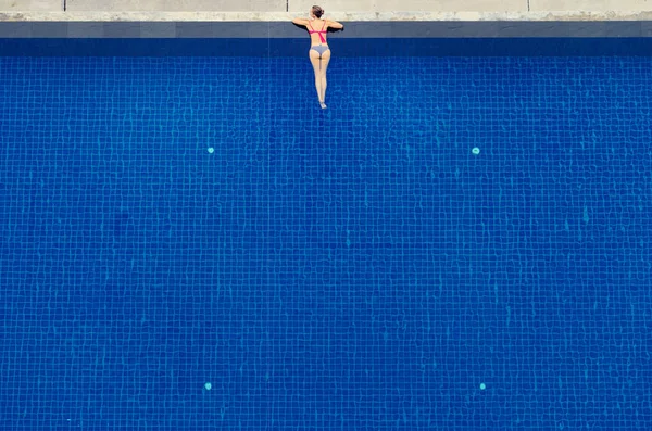 Vista Dall Alto Della Giovane Donna Che Nuota Piscina — Foto Stock