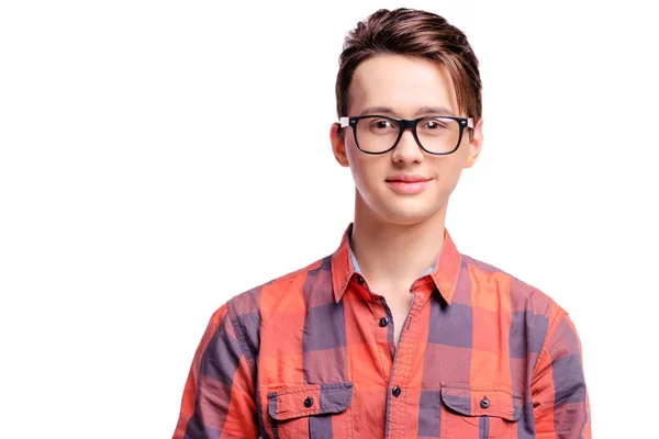 赤い格子縞のシャツと眼鏡でハンサムな若い男のスタジオ ポートレート — ストック写真