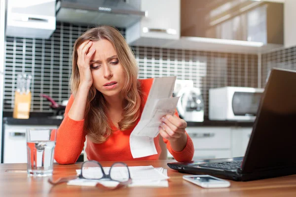 Stressato Giovane Donna Sta Facendo Lavoro Bancario Amministrativo Possesso Bollette — Foto Stock