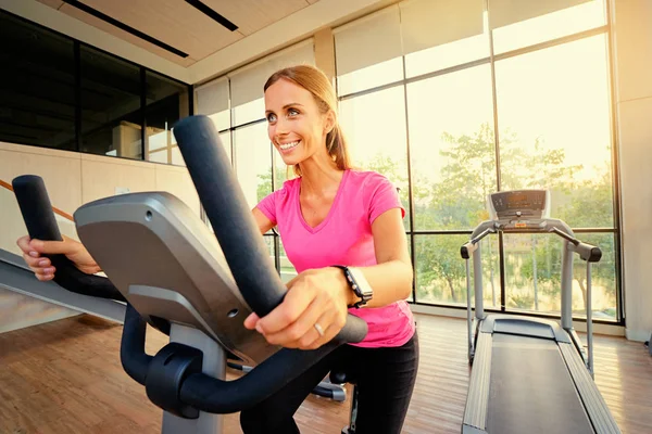 Pretty Young Woman Exercising Gym — Stock Photo, Image