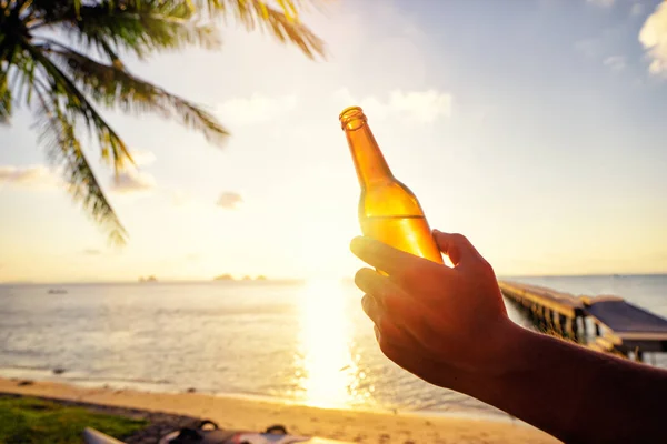 Main Masculine Tenant Bouteille Bière Sur Plage Mer — Photo