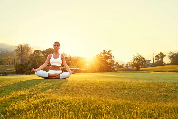 Young Woman Lotus Pose Sitting Green Grass Concept Calm Meditation — Stock Photo, Image