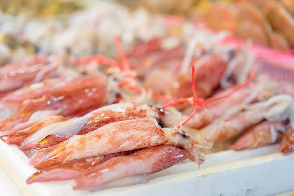 Primer Plano Los Calamares Crudos Frescos Mercado — Foto de Stock