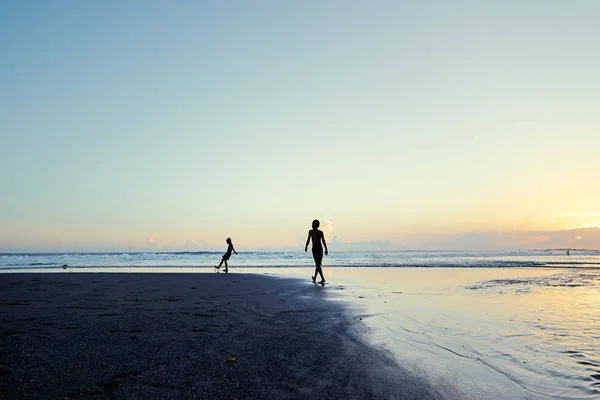 Copiii Joacă Plajă Apus Soare Malul Mării Bali Indonezia — Fotografie, imagine de stoc