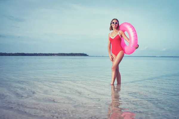 Portrait Extérieur Jolie Jeune Femme Maillot Bain Rouge Avec Anneau — Photo