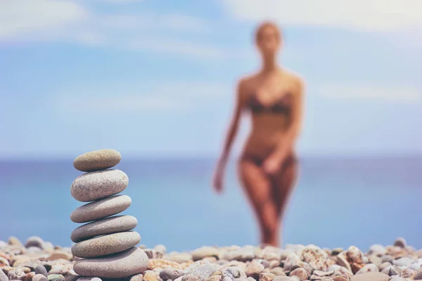 Çakıl Taşları Güzel Bir Kadınla Plajda Yığını — Stok fotoğraf