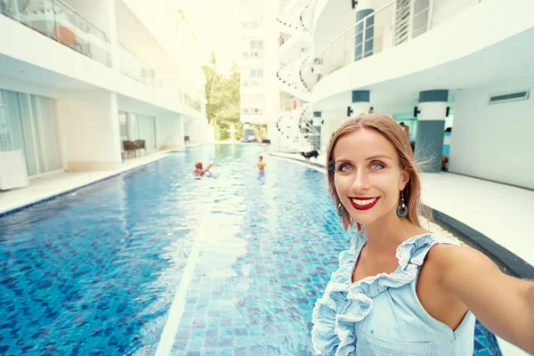 Jolie Jeune Femme Prenant Selfie Sur Fond Piscine — Photo