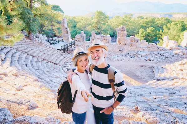 Casal Sênior Viajando Tirando Selfie Juntos Contra Antigo Cenário Turístico — Fotografia de Stock