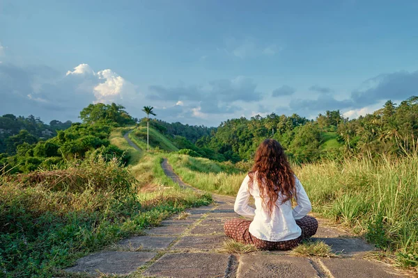 Jovem Mulher Lótus Posar Sentado Caminho — Fotografia de Stock