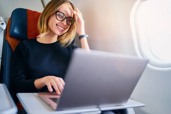 Mulher Negócios Muito Jovem Trabalhando Computador Portátil Enquanto Sentado Avião — Fotografia de Stock