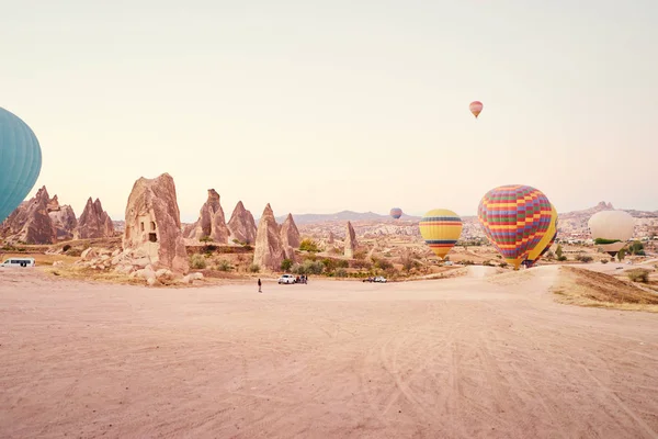 Zwiedzanie Słynnej Cappadocia Anatolia Piękny Krajobraz Góry Jaskinie Balony Niebie — Zdjęcie stockowe