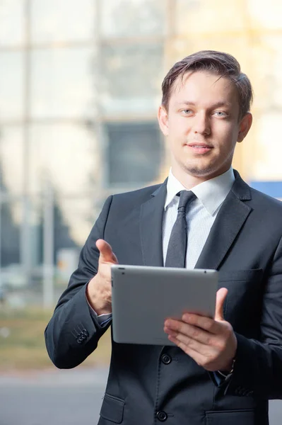 Glada Unga Kaukasiska Affärsman Formella Slitage Arbetar Med Digital Tablet — Stockfoto