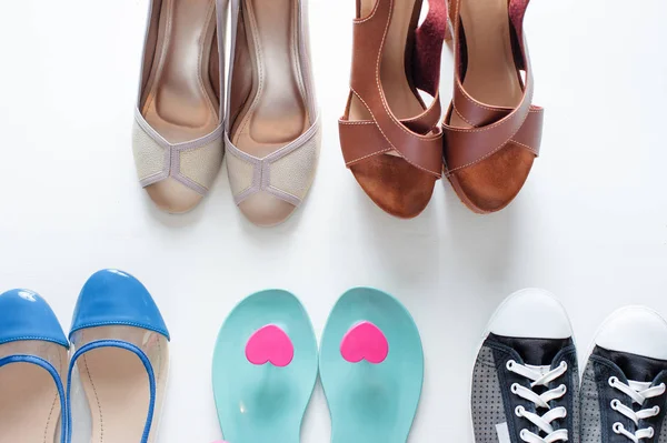 Zapatos Diferentes Para Damas Sobre Fondo Madera Blanco — Foto de Stock