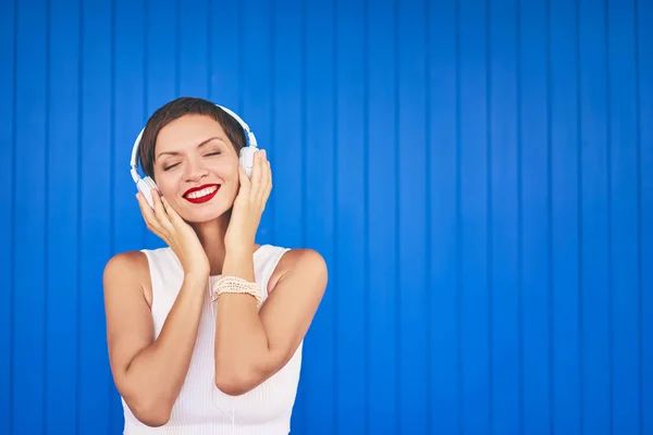 Portrait Coloré Jeune Femme Heureuse Avec Écouteurs Blancs Danse Chante — Photo