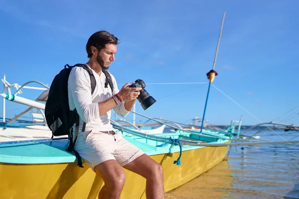 Junger Mann Mit Rucksack Fotografiert Mit Seiner Kamera Und Genießt — Stockfoto