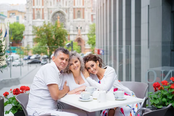 Elderly Loving Couple Adult Daughter Smiling Camera While Sitting Sidewalk — Stock Photo, Image