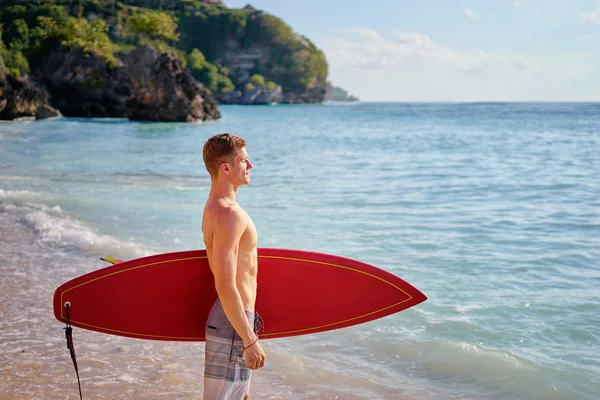 Vacanza Sul Concetto Spiaggia Giovane Che Tiene Tavola Surf — Foto Stock