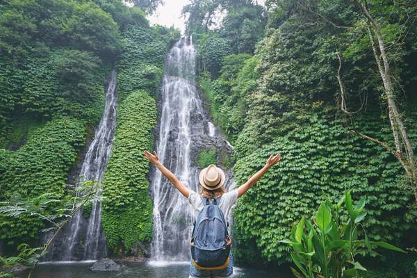 Mujer Joven Sombrero Con Mochila Disfrutando Vista Cascada Tropical —  Fotos de Stock