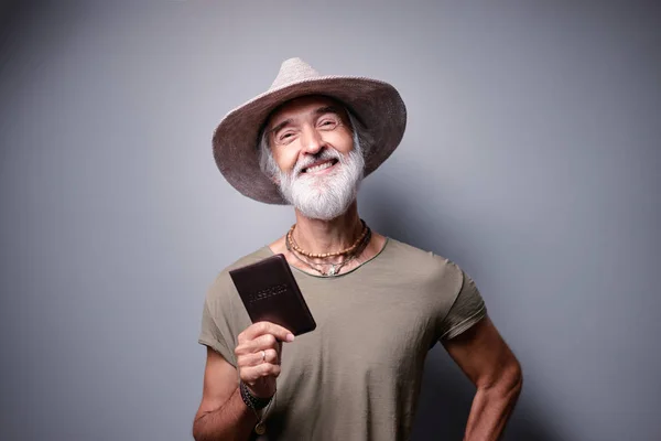 Estúdio Retrato Homem Sênior Bonito Com Barba Cinza Chapéu — Fotografia de Stock