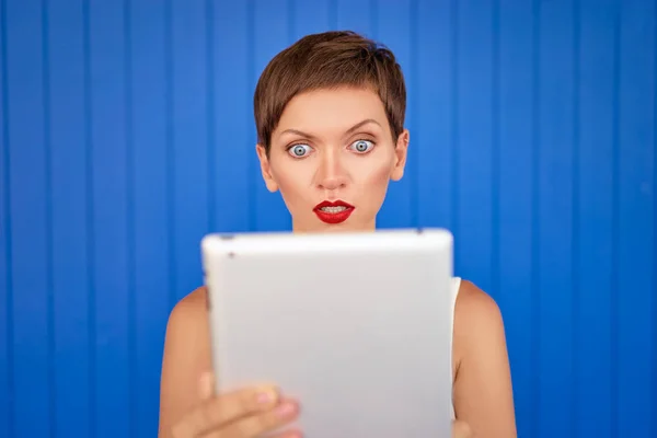Buntes Porträt Einer Hübschen Jungen Frau Mit Tablet Computer Gegen — Stockfoto