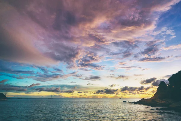 Hermoso Paisaje Con Coloridas Nubes Atardecer Mar — Foto de Stock