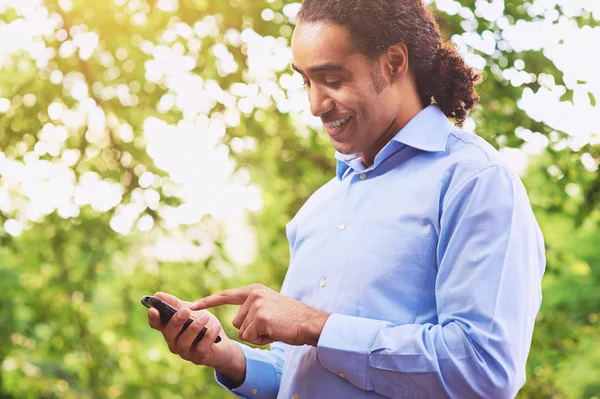 Bonito Homem Pele Escura Discando Número Smartphone — Fotografia de Stock