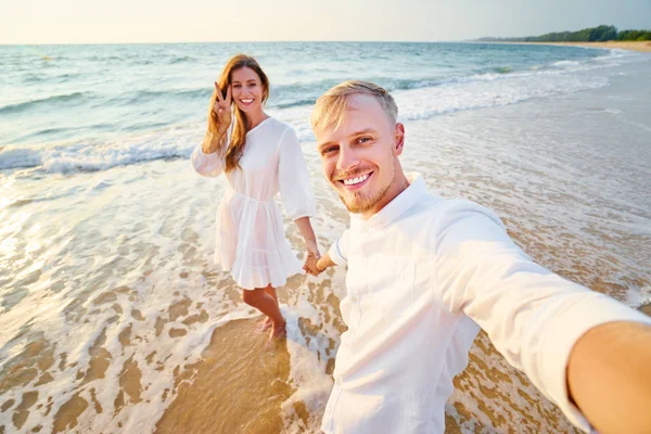 Ganska Unga Älskande Par Tar Selfie Tillsammans Smartphone Stranden — Stockfoto
