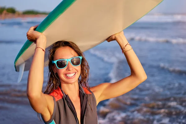 Gelukkig Jonge Vrouw Met Surfplank Het Zee Strand — Stockfoto