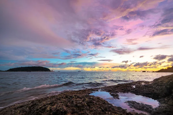 Hermoso Paisaje Con Coloridas Nubes Atardecer Mar — Foto de Stock