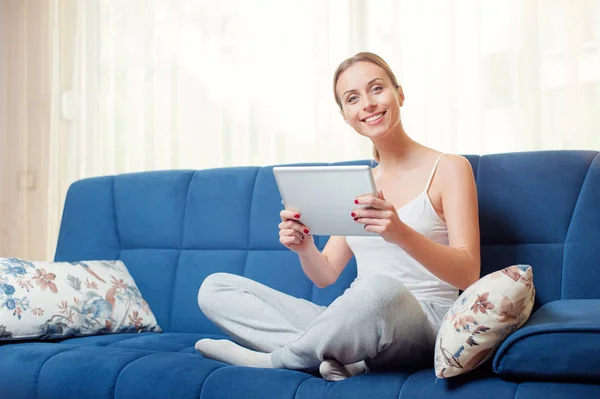 Atractiva Joven Mujer Sosteniendo Tableta Digital Mientras Está Sentada Sofá —  Fotos de Stock