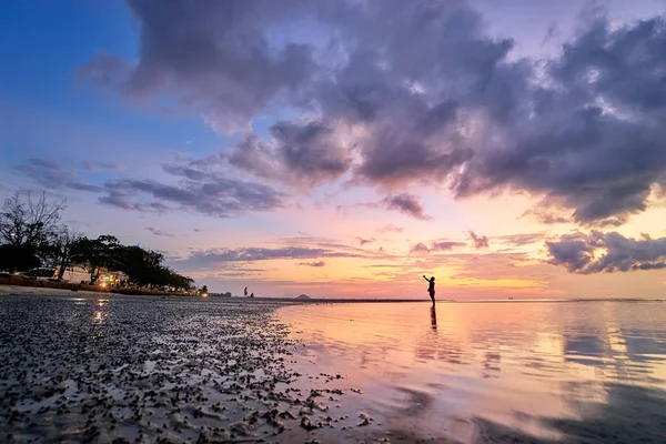 水の空の反射で海岸に沈む夕日 — ストック写真