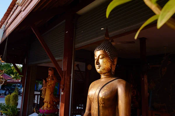 Προβολή Μεγέθυνση Άγαλμα Του Βούδα Στην Ταϊλάνδη Ναός — Φωτογραφία Αρχείου