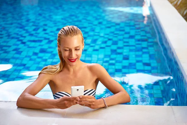 Mujer Joven Bonita Usando Smartphone Piscina — Foto de Stock