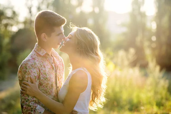 美丽情侣在公园里接吻的户外肖像 — 图库照片