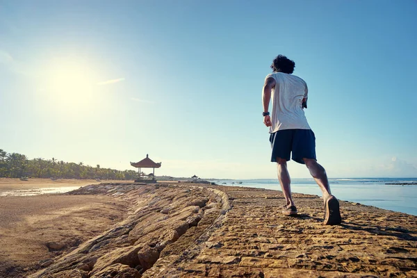 Jovem Homem Africano Feliz Correndo Costa Mar — Fotografia de Stock
