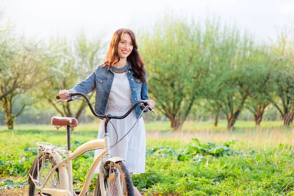 Attraktive Junge Brünette Frau Fuß Mit Dem Fahrrad Vor Dem — Stockfoto