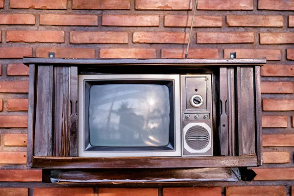 砖墙背景下老式复古电视特写视图 — 图库照片